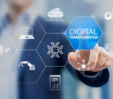 Das Bild visualisiert zentrale Elemente der digitalen Transformation, darunter Cloud-Technologien, Automatisierung, Datenanalyse und künstliche Intelligenz. Eine Hand berührt ein digitales Interface, was den aktiven Wandel und die Einführung moderner Technologien in Organisationen symbolisiert.